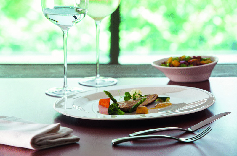 Assiette plate ovale ivoire porcelaine vitrifiée 34x22 cm Giro Rak